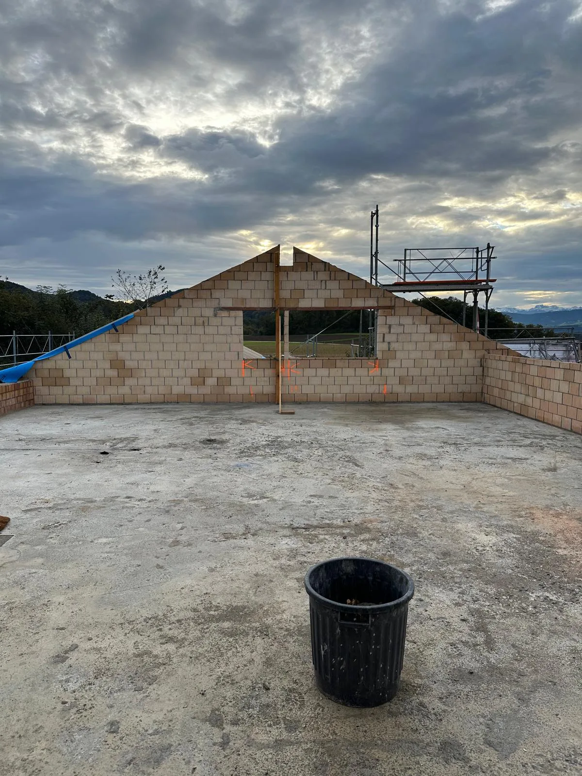 Giebelwand Rohbau – Panorama mit Alpenblick