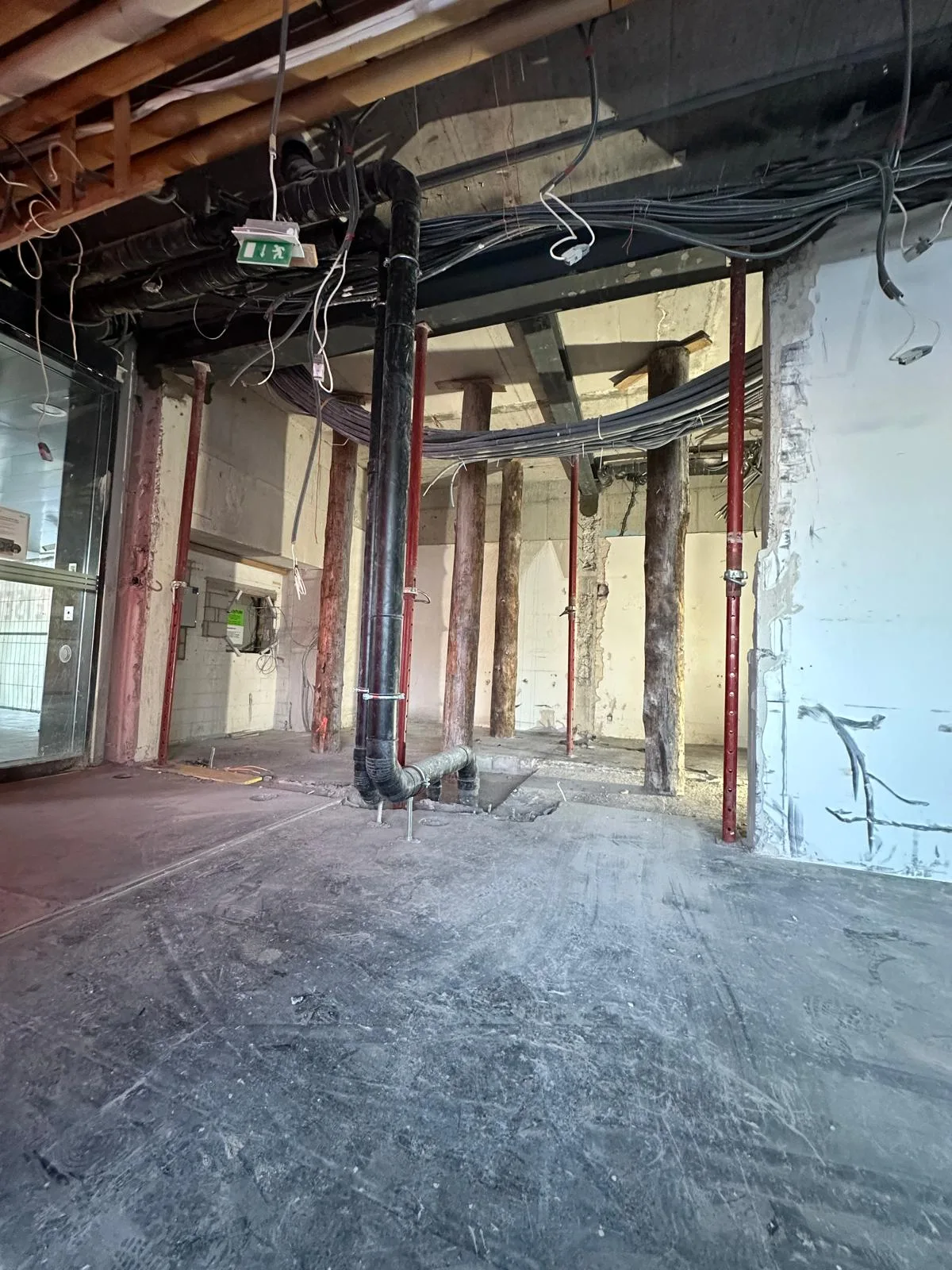 Grossraum nach Rückbau – freigelegte Tragstruktur und Leitungen