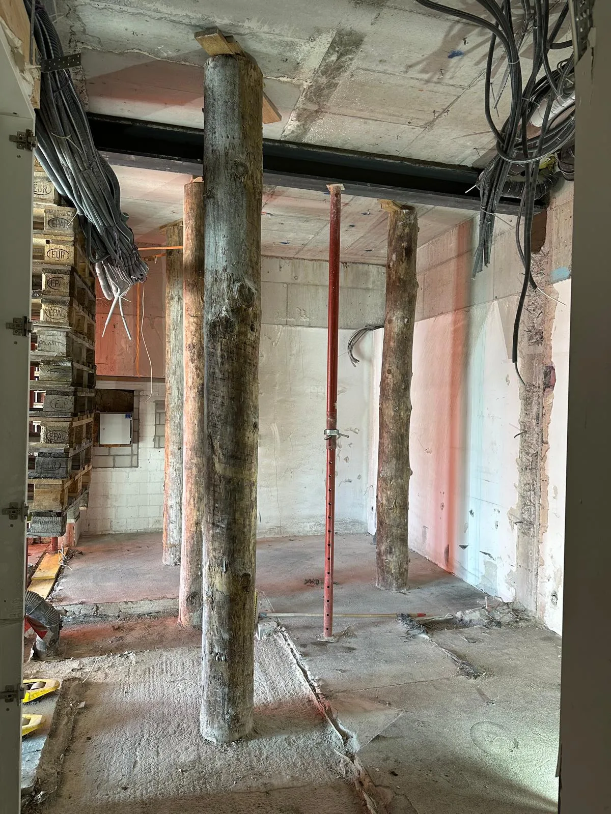 Provisorische Holzstützen im rückgebauten Innenraum