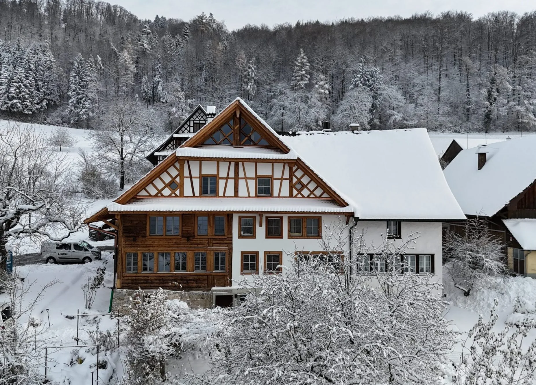 De Luigi AG – Sanierter Riegelbau, Aussenansicht